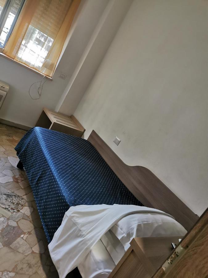 Hotel Bissi Милано Стая снимка