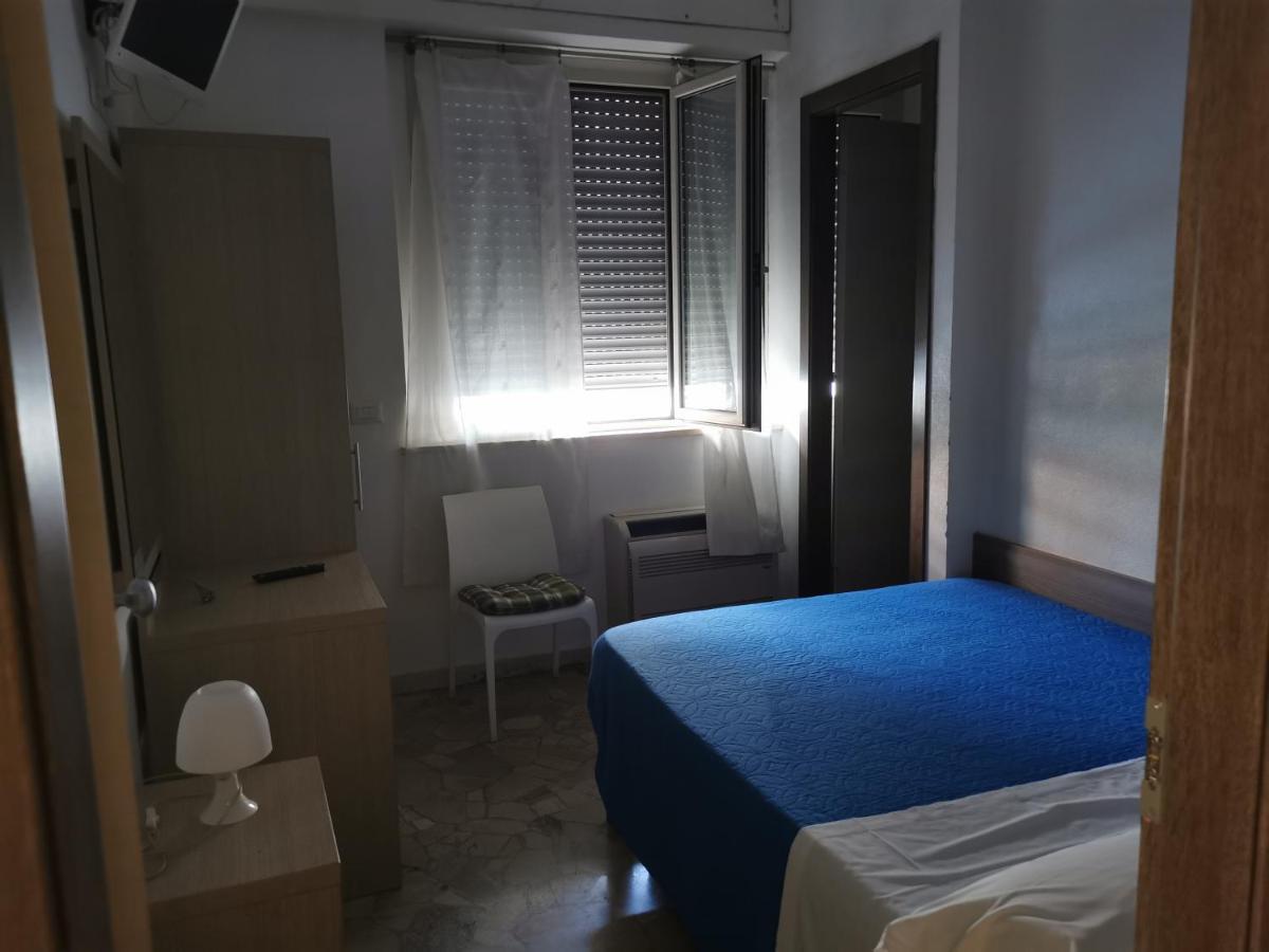 Hotel Bissi Милано Стая снимка